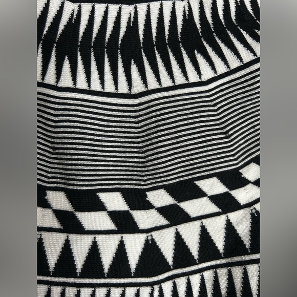 Mi Ami NWT black and white geometric design mini skirt Size small - Picture 9 of 9